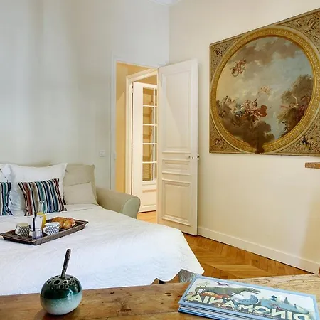 In A Great Location Close To The Eiffel Tower Paris