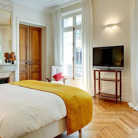 In A Great Location Close To The Eiffel Tower