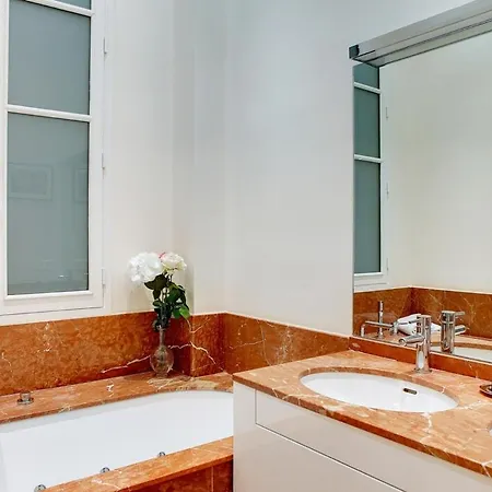 In A Great Location Close To The Eiffel Tower *