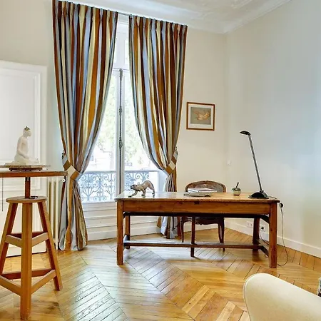 In A Great Location Close To The Eiffel Tower Apartment