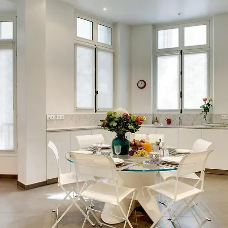 In A Great Location Close To The Eiffel Tower *