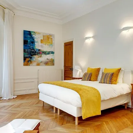 In A Great Location Close To The Eiffel Tower Paris