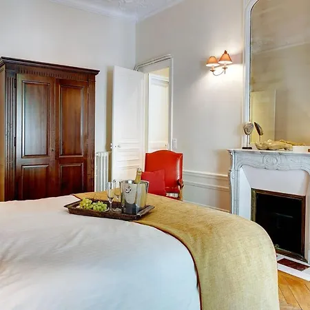 In A Great Location Close To The Eiffel Tower Apartment